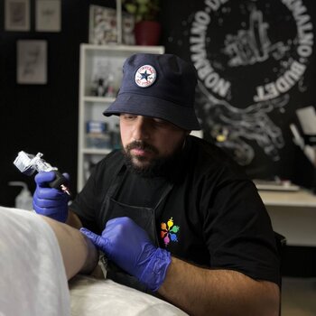 Artiste tatoueur Albert Mesropov