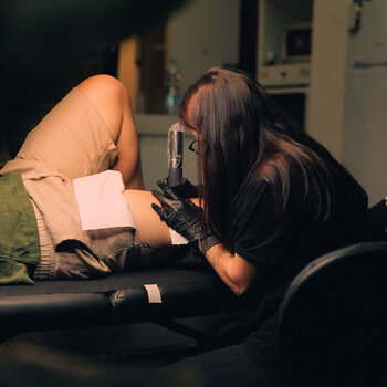 Artiste tatoueur Nika Taratuta