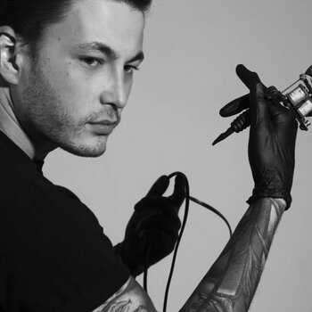 Artiste tatoueur Anton Poplavskiy