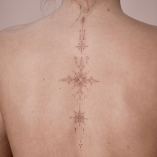 Femme Noir Fineline tatouage sur Dos #59657 | Artiste tatoueur Anastasiya Kovyazina