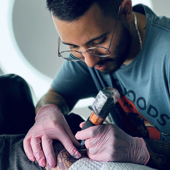 Artiste tatoueur Sebastián González