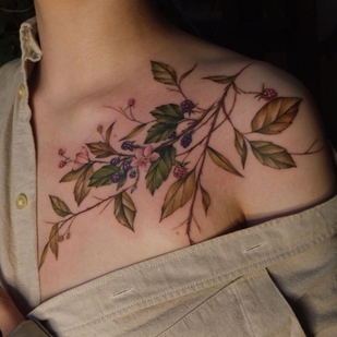 Femme Couleur Botanique tatouage sur Clavicule #44751 | Artiste tatoueur Aleksandra Vorobeva