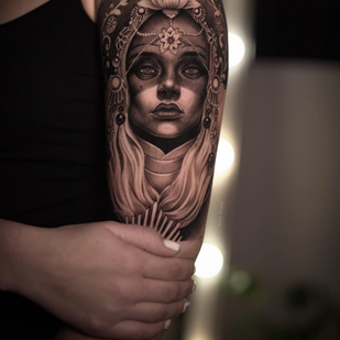 Femme Noir et Gris Réalisme tatouage sur Épaule #75922 | Artiste tatoueur Sasha Hugo