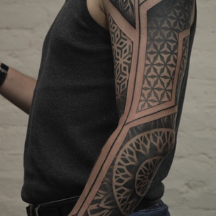 Homme Noir Géométrique tatouage sur Manche #76363 | Artiste tatoueur Oni.hori