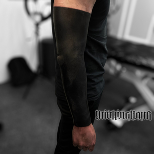 Blackwork tatouage #77250 | Artiste tatoueur Bobby Grey