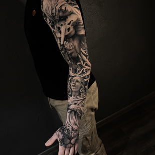 Homme Noir et Gris Réalisme tatouage sur Manche #77809 | Artiste tatoueur Aleksey Titov