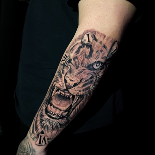 Homme Noir et Gris Réalisme tatouage sur Avant-bras #78497 | Artiste tatoueur Diego Conci