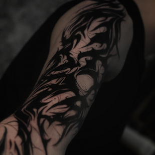 Homme Noir Blackwork tatouage sur Manche #78926 | Artiste tatoueur Alexander Rebel