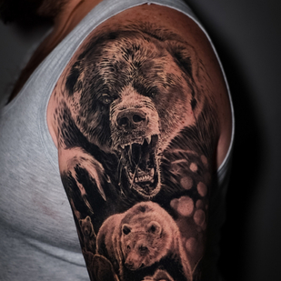 Homme Noir et Gris Réalisme tatouage sur Épaule #78976 | Artiste tatoueur Aleksey Titov