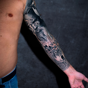 Homme Noir et Gris Réalisme tatouage sur Manche #79555 | Artiste tatoueur Sergey Proshkin