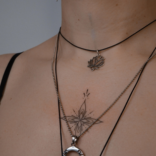 Femme Noir Ornemental tatouage sur Clavicule #79941 | Artiste tatoueur DARI INK