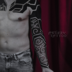 Homme Noir  tatouage sur Manche #80089 | Artiste tatoueur Ruslan Abusev