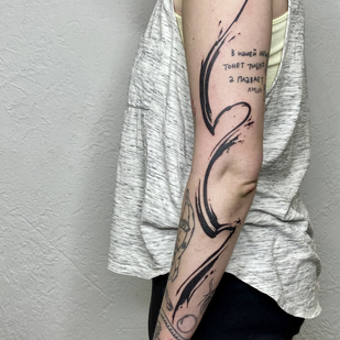 Femme Noir Abstrait tatouage sur Manche #80455 | Artiste tatoueur Mary Nepostaeva