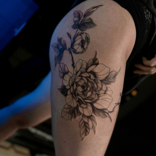 Femme Noir et Gris  tatouage sur Cuisse #80914 | Artiste tatoueur Master Margarita