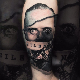 Femme Noir et Gris Horreur tatouage sur Jambe #81936 | Artiste tatoueur Dislike