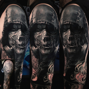 Homme Noir et Gris Réalisme tatouage sur Manche #81966 | Artiste tatoueur Dislike