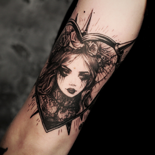 Femme Noir Horreur tatouage sur Épaule #82034 | Artiste tatoueur Alexander Rebel