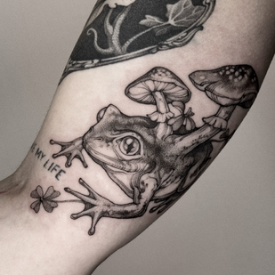 Femme Noir Graphique tatouage sur Épaule #82270 | Artiste tatoueur Anastasia Veresktt