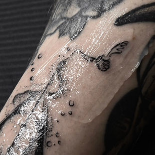 Homme Noir Graphique tatouage sur Avant-bras #82345 | Artiste tatoueur Polina s Tatuina