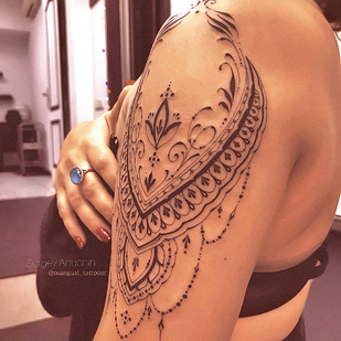 Femme Noir Ornemental tatouage sur Épaule #82445 | Artiste tatoueur Sergey Anuchin