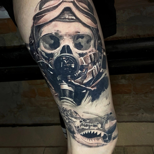 Homme Noir Réalisme tatouage sur Cuisse #82644 | Artiste tatoueur Aleksey Shitov