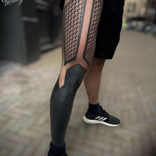 Blackwork tatouage #82704 | Artiste tatoueur Bobby Grey