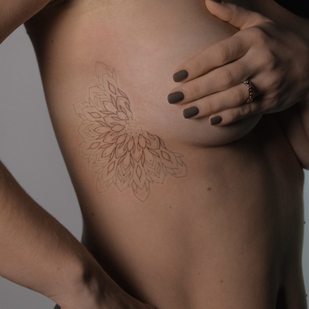 Femme Noir Ornemental tatouage sur Poitrine #83175 | Artiste tatoueur Ekaterina Maximova