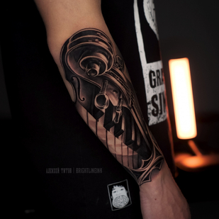 Homme Noir et Gris Réalisme tatouage sur Avant-bras #83281 | Artiste tatoueur Aleksey Titov