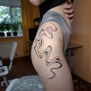 Femme Noir Minimalisme tatouage sur Cuisse #83497 | Artiste tatoueur Ulyana Prohorova
