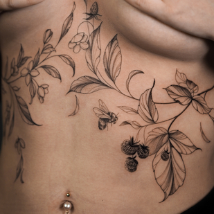 Femme Noir  tatouage sur Poitrine #84229 | Artiste tatoueur Anna Novitskaya