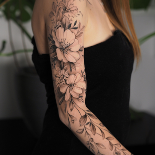 Femme Noir  tatouage sur Manche #84233 | Artiste tatoueur Anna Novitskaya