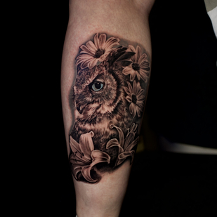 Femme Noir et Gris  tatouage sur Jambe #88380 | Artiste tatoueur Brian Pardy