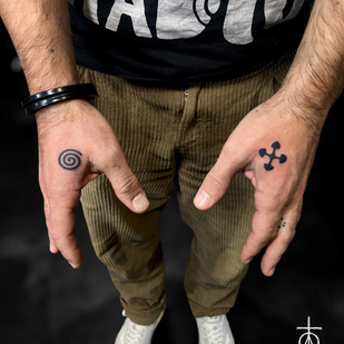 Noir Blackwork tatouage #85754 | Artiste tatoueur Claudia Fedorovici