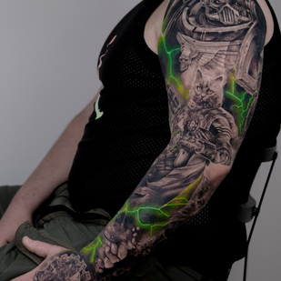 Homme Noir et Gris Réalisme tatouage sur Manche #85286 | Artiste tatoueur Mariia Agafonova