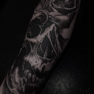 Homme Noir et Gris Whipshading tatouage sur Avant-bras #90853 | Artiste tatoueur Max Hyde
