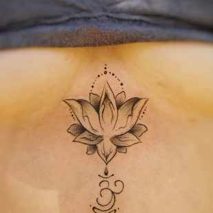 Femme Noir et Gris Illustratif tatouage sur Poitrine #85726 | Artiste tatoueur May