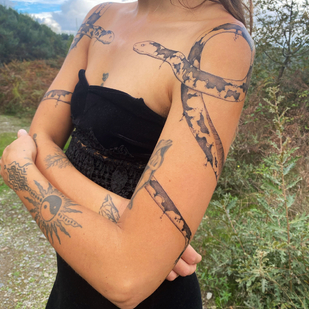 Femme Noir et Gris Freehand tatouage sur Manche #85745 | Artiste tatoueur May