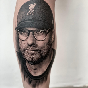 Homme Noir et Gris Portrait tatouage sur Jambe #86066 | Artiste tatoueur Michelle Vestergård Andersen