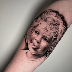 Homme Noir et Gris Portrait tatouage sur Avant-bras #86081 | Artiste tatoueur Michelle Vestergård Andersen