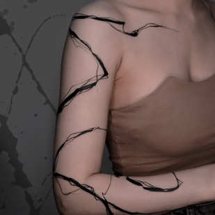 Femme Noir Abstrait tatouage sur Manche #83595 | Artiste tatoueur PINKA