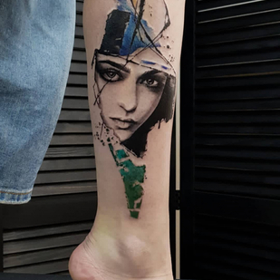 Femme Couleur Aquarelle tatouage sur Tibia #86819 | Artiste tatoueur PINKA
