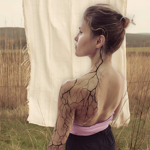 Femme Noir Abstrait tatouage sur Cou #86901 | Artiste tatoueur PINKA