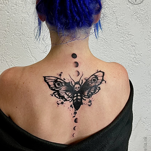 Femme Noir Graphique tatouage sur Dos #88898 | Artiste tatoueur Perforator Tattoo Studio