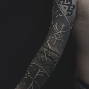 Homme Noir Graphique tatouage sur Manche #86038 | Artiste tatoueur Mr.Evil Ruslan Bazhanov