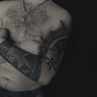 Homme Noir Graphique tatouage sur Manche #86046 | Artiste tatoueur Mr.Evil Ruslan Bazhanov