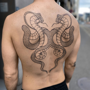 Homme Noir Fineline tatouage sur Dos #85762 | Artiste tatoueur Saskia Patrice