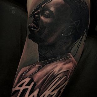 Homme Noir et Gris Portrait tatouage #90895 | Artiste tatoueur Spray Gun