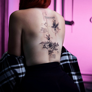 Femme Noir Graphique tatouage sur Dos #85790 | Artiste tatoueur Vitalina Bender