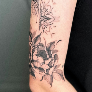 Femme Noir Graphique tatouage sur Épaule #85798 | Artiste tatoueur Vitalina Bender