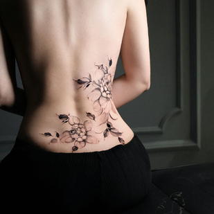 Femme Noir Graphique tatouage #85803 | Artiste tatoueur Vitalina Bender